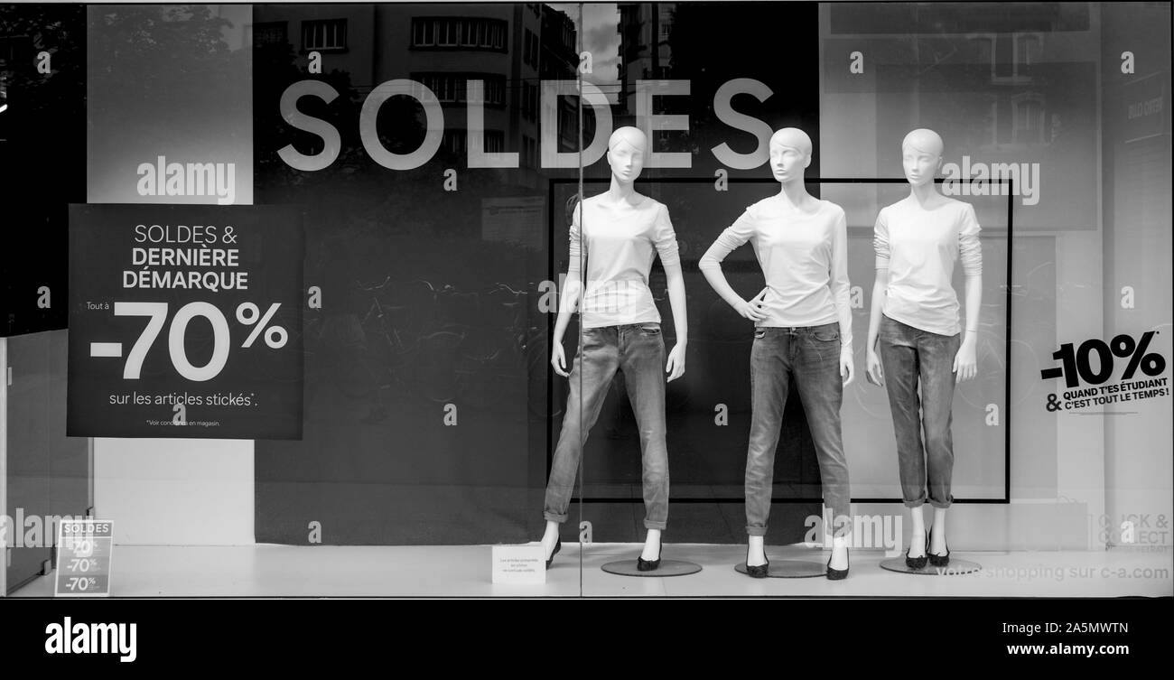 Paris, Frankreich, 27.Juli 2017: Soldes Inschrift mit Schaufensterpuppen tragen elegante Kleidung und spezielle letzten Minuten 70 Prozent Rabatt für Produkte Fashion auf der Central Avenue - Schwarz/Weiß-Bild Stockfoto