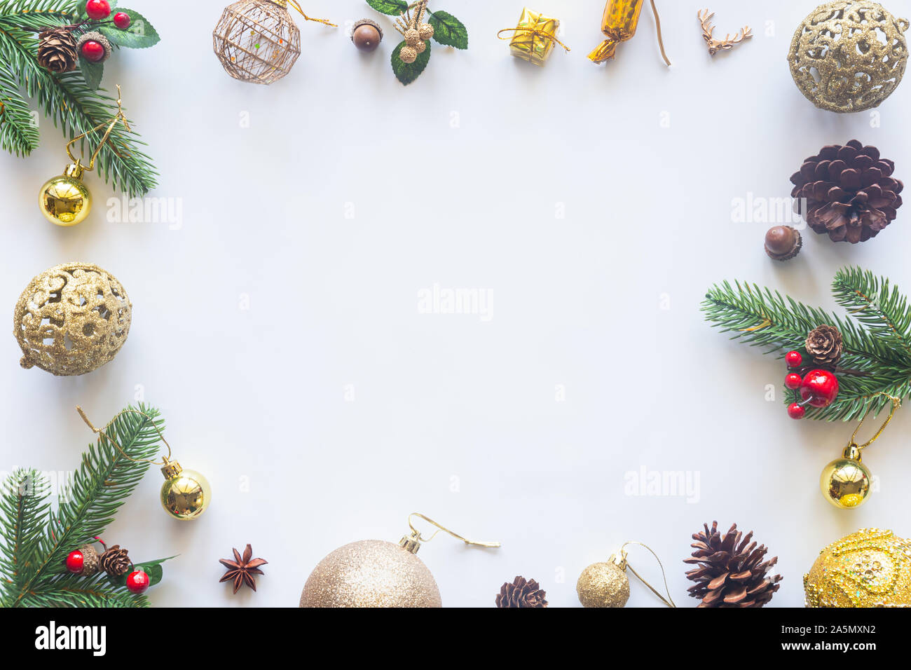 Urlaub Weihnachten Karte Hintergrund mit festlichen Dekoration Kugel, Sterne, Schneeflocken, Geschenkbox, Tannenzapfen auf einem weißen Hintergrund von Flach, Ansicht von oben. Stockfoto
