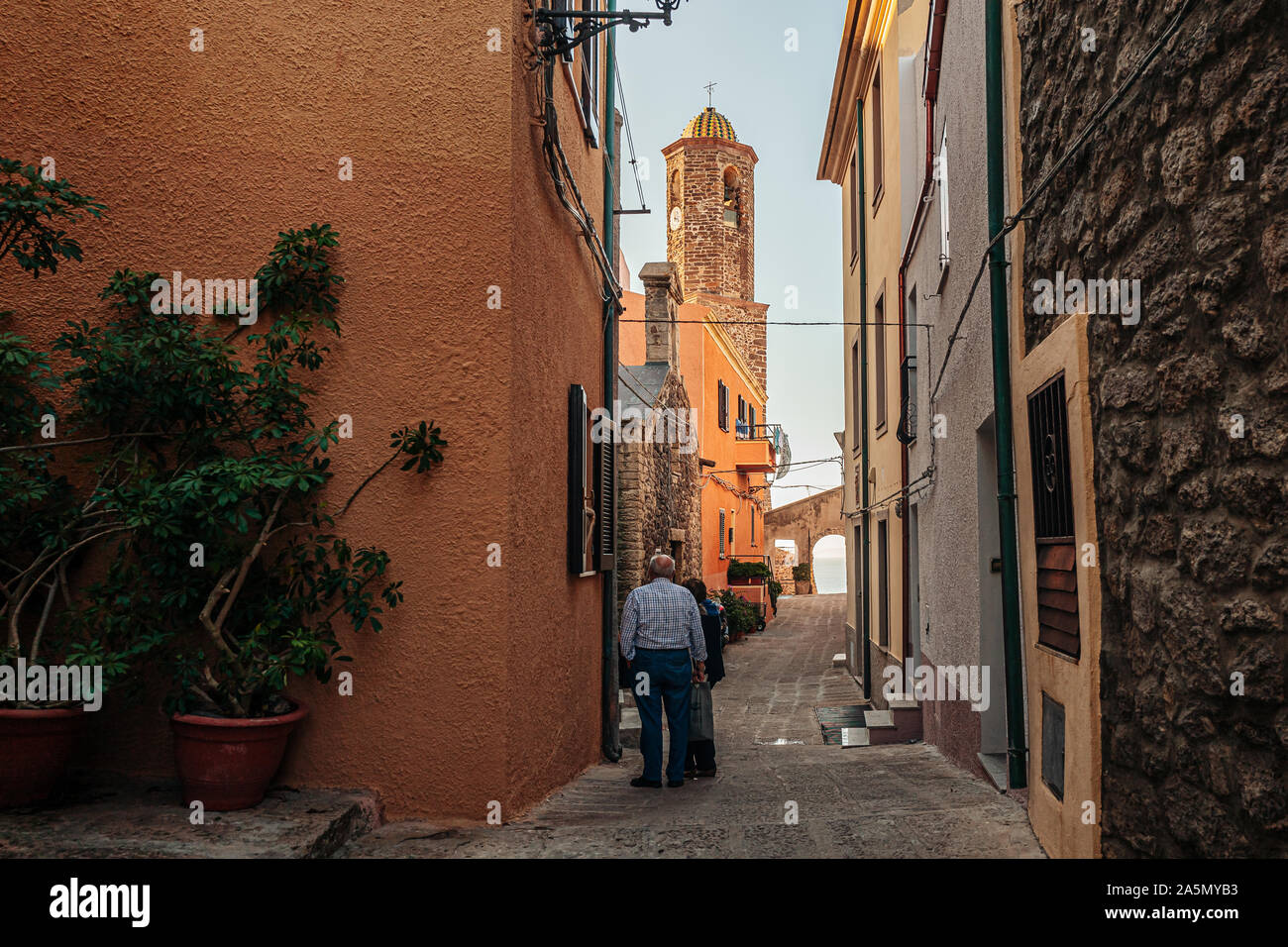 CASTELSARDO, Sardinien/OKTOBER 2019: Blick auf den Glockenturm der Kathedrale Stockfoto