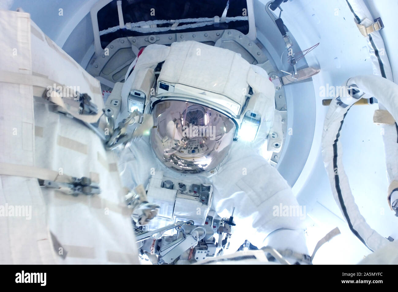 Astronauten auf der Raumstation ist in Reparatur. Elemente dieses Bild wurde von der NASA eingerichtet. Stockfoto