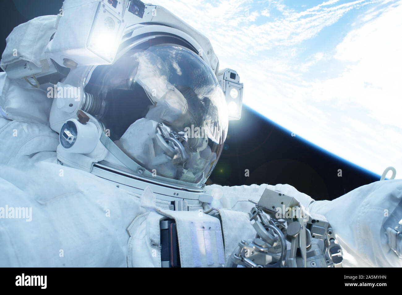 Astronaut im offenen Raum über dem Planeten. Elemente dieses Bild wurde von der NASA eingerichtet. Stockfoto