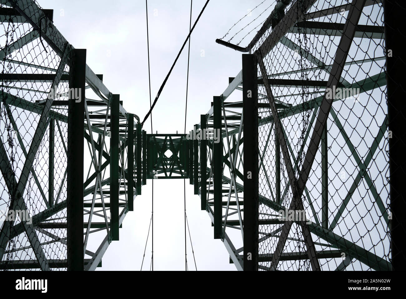 Stahl strukturelle Pylon von unten mit Kabeln und Querstreben Stockfoto