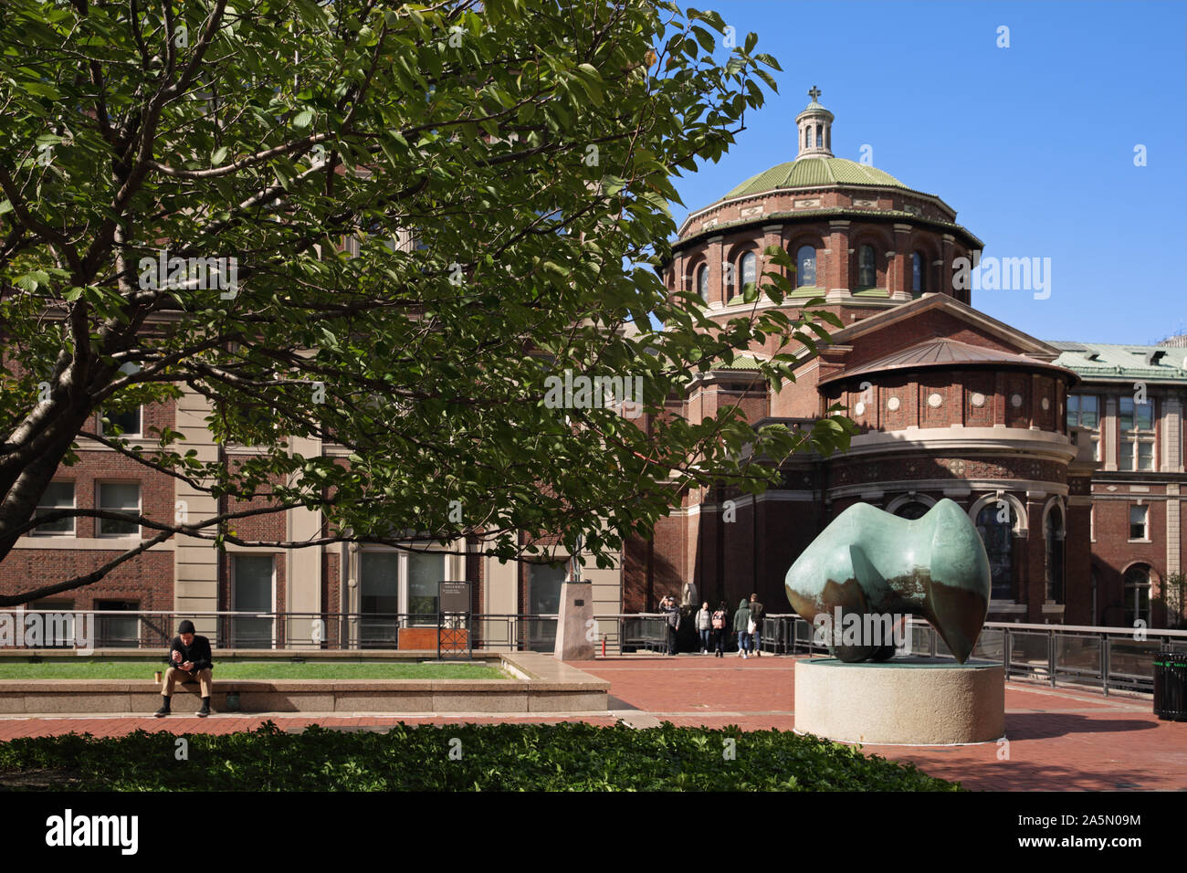 Die Columbia University Campus in Morningside Heights, New York, USA. Revson Plaza, eine Brücke, die verbindet den Campus in der Amsterdam Avenue, mit Philosop Stockfoto