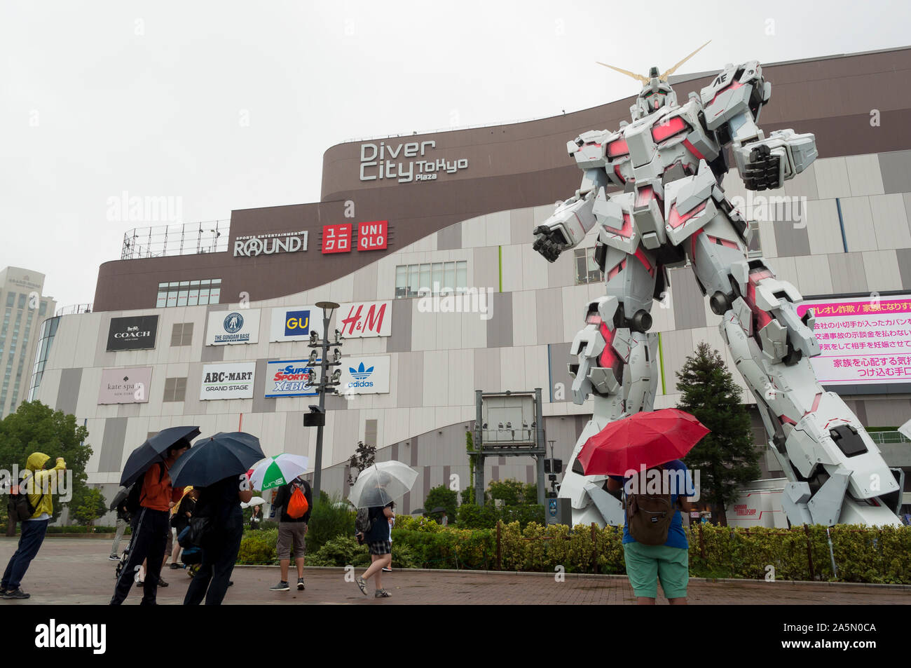 Tokio, Japan - Juli 7, 2019: eine lebensgroße Unicorn Gundam Statue auf Anzeige außerhalb Odaiba Diver Stadt Tokyo Plaza in Tokio, Japan. Stockfoto