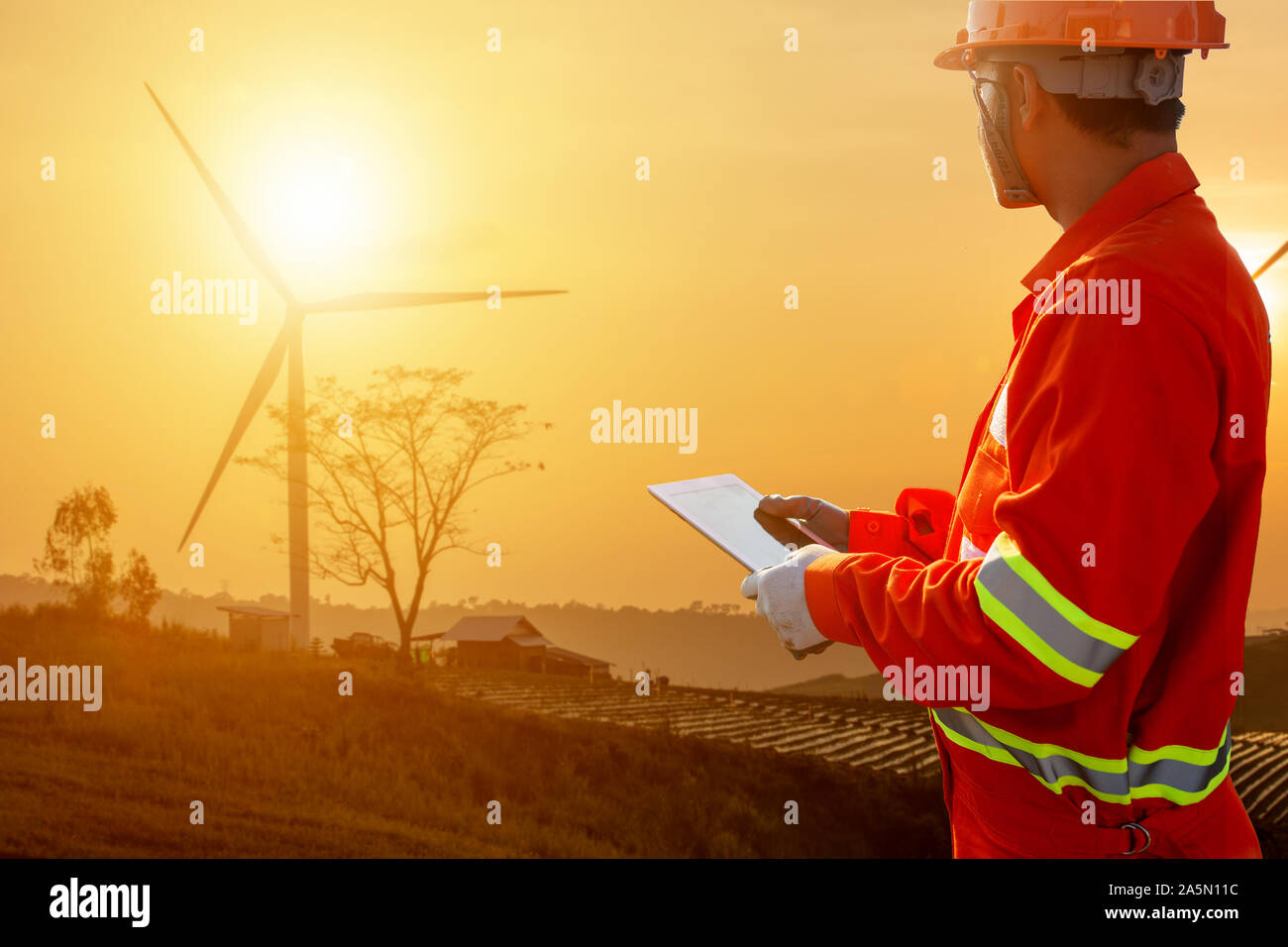 Die Techniker arbeiten mit Tablet Kontrolle der Windmill Farm Produktion grüner Energie Strom Stockfoto