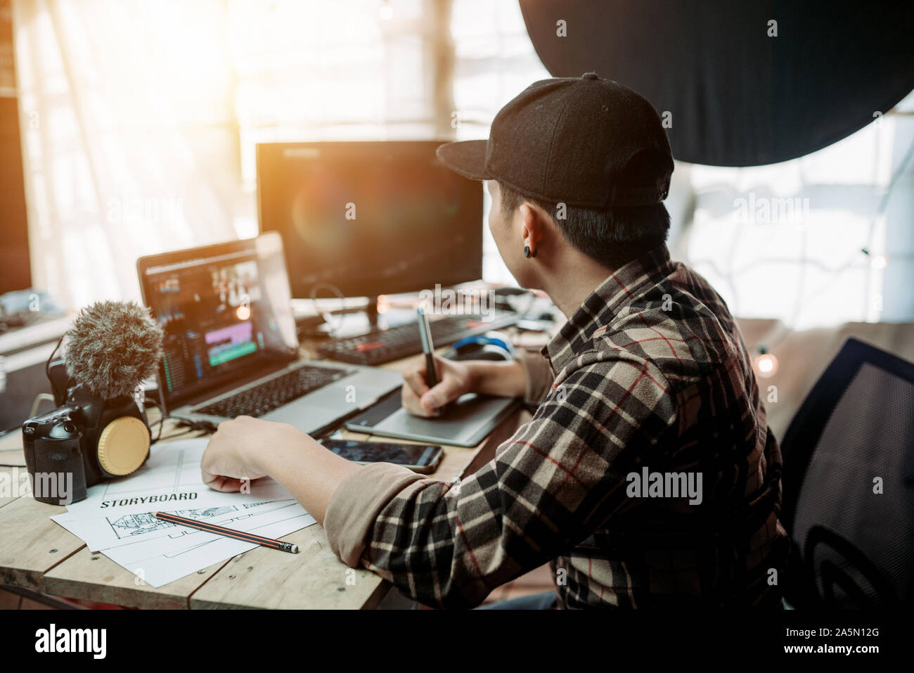 Die Lebensweise der Editor freier genießen Sie mit dem Erstellen von Content Creator oder Vlog Stockfoto