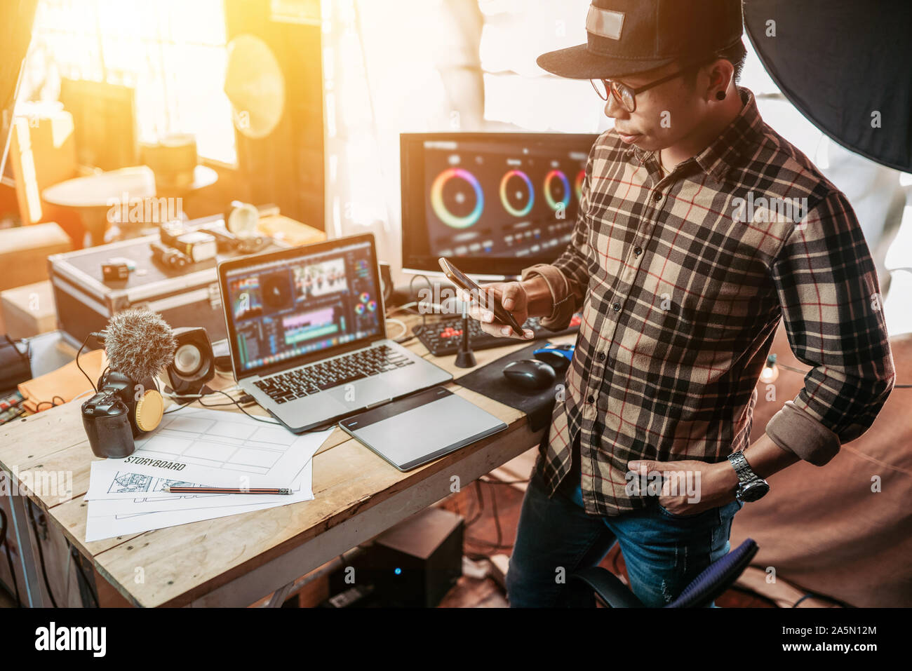 Die Lebensweise der Editor freier genießen Sie mit dem Erstellen von Content Creator oder Vlog und über mobile für die Überprüfung der E-Mails Stockfoto