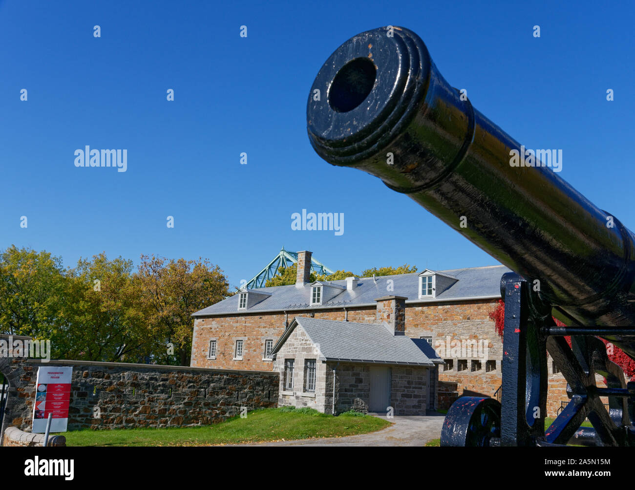 Eine Kanone und Stweart Museum im Parc Jean Drapeau auf Ile Ste Helene, Montreal, Quebec Stockfoto