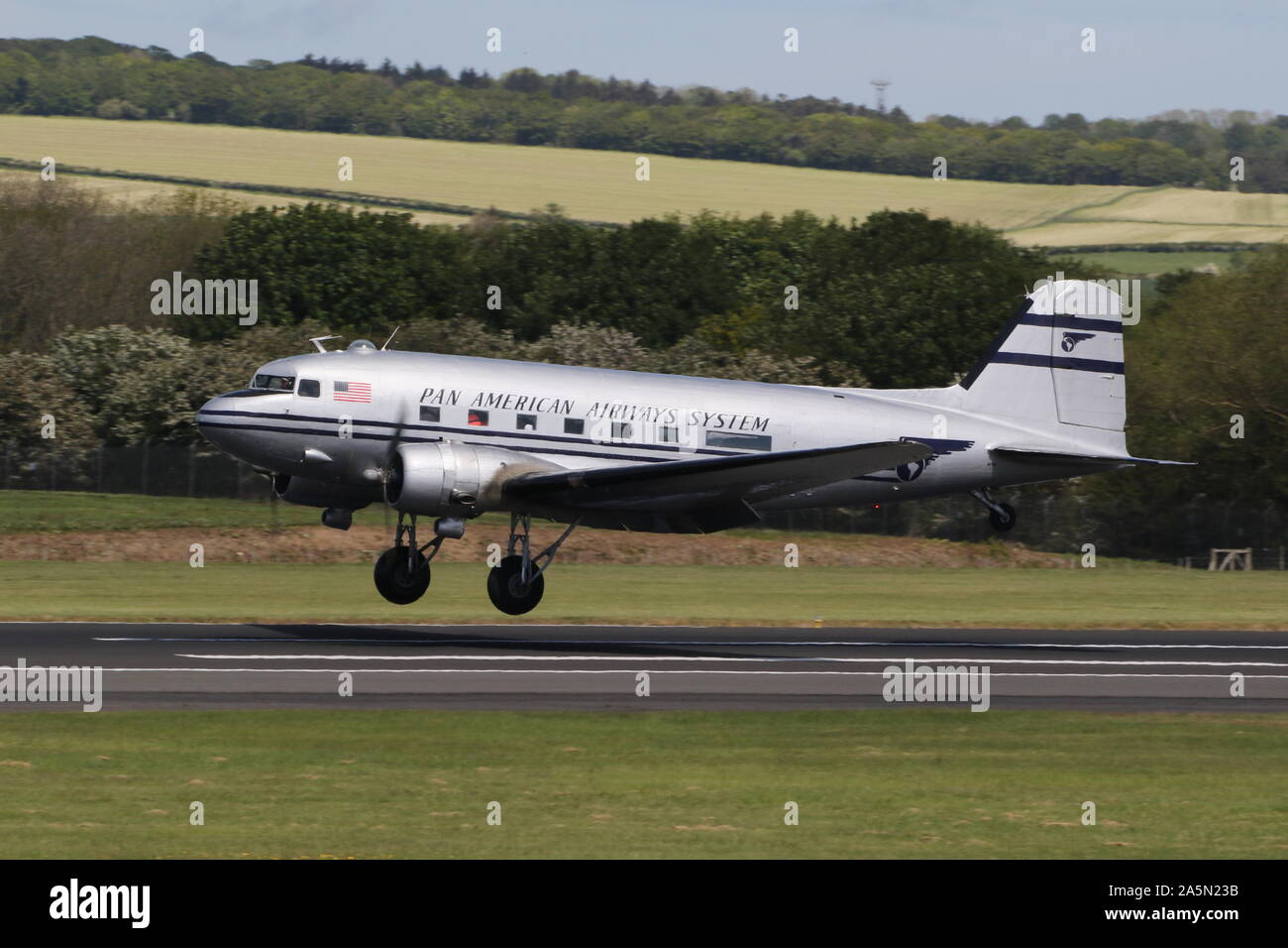 N 877 MG, eine Douglas DC-3 Dakota in der Pan American Airways Farben, die durch Prestwick Airport in Ayrshire, vorbei an den Daks über der Normandie Veranstaltung zu besuchen. Stockfoto