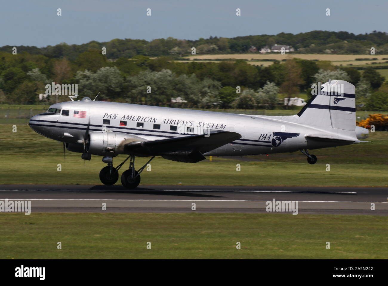 N 877 MG, eine Douglas DC-3 Dakota in der Pan American Airways Farben, die durch Prestwick Airport in Ayrshire, vorbei an den Daks über der Normandie Veranstaltung zu besuchen. Stockfoto