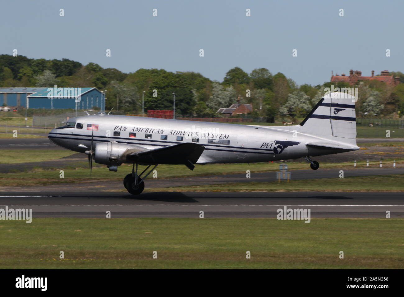 N 877 MG, eine Douglas DC-3 Dakota in der Pan American Airways Farben, die durch Prestwick Airport in Ayrshire, vorbei an den Daks über der Normandie Veranstaltung zu besuchen. Stockfoto