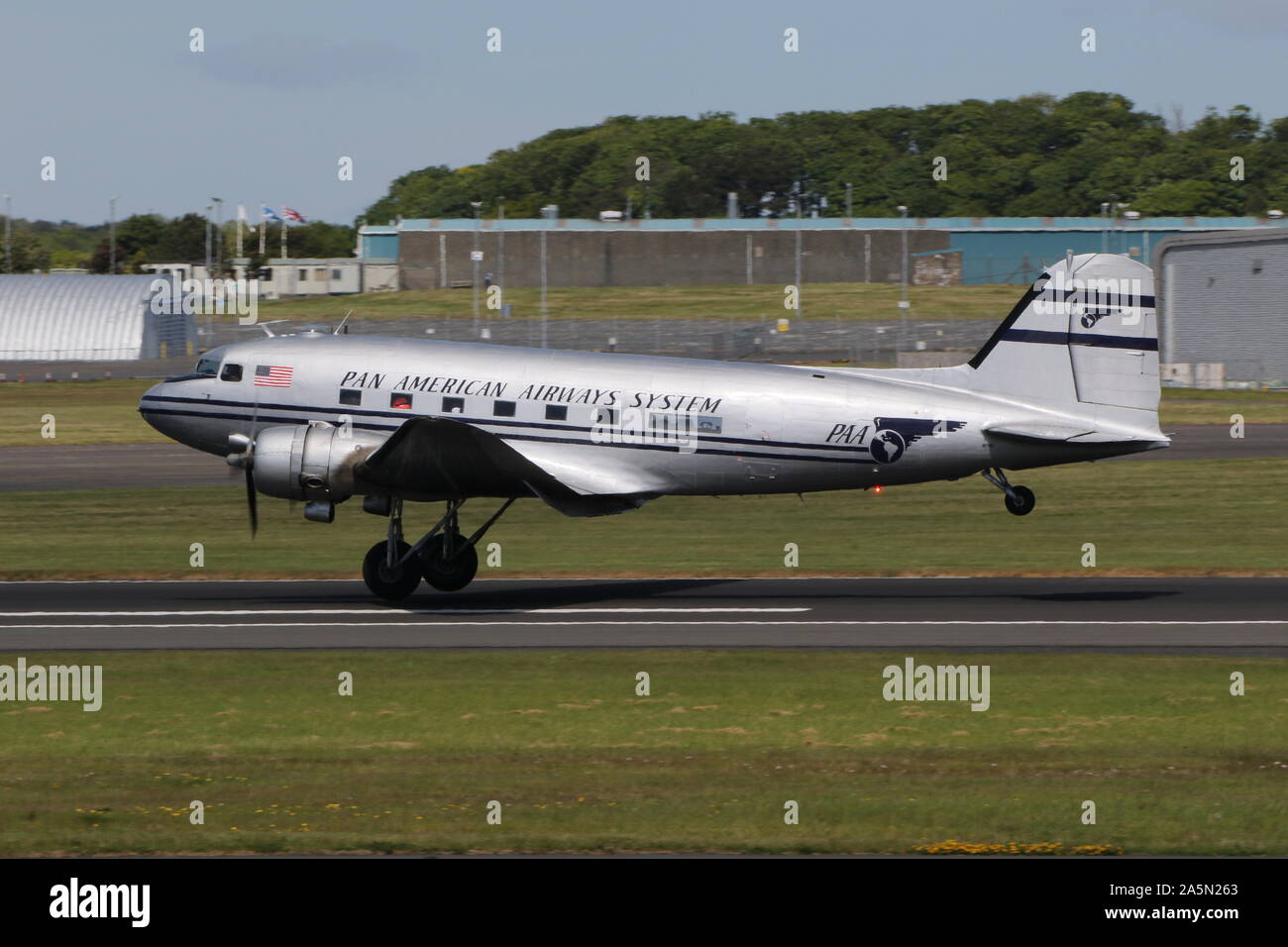 N 877 MG, eine Douglas DC-3 Dakota in der Pan American Airways Farben, die durch Prestwick Airport in Ayrshire, vorbei an den Daks über der Normandie Veranstaltung zu besuchen. Stockfoto
