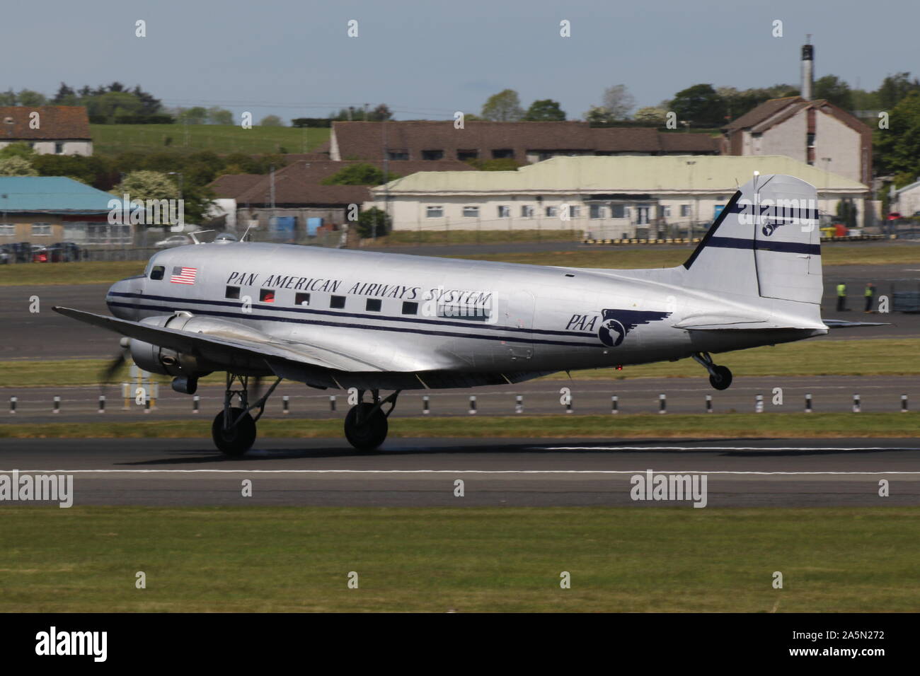 N 877 MG, eine Douglas DC-3 Dakota in der Pan American Airways Farben, die durch Prestwick Airport in Ayrshire, vorbei an den Daks über der Normandie Veranstaltung zu besuchen. Stockfoto