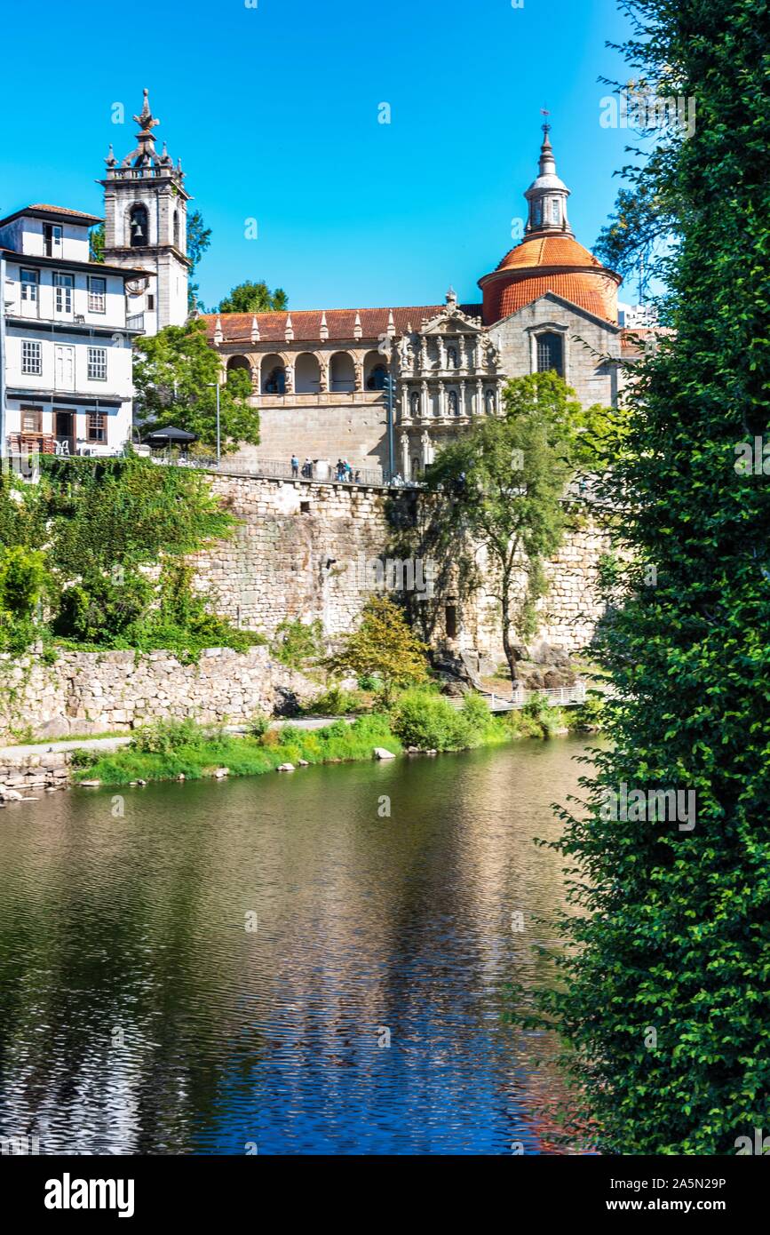 Blick auf Sao Goncalo Kirche aus der ganzen Tamega Fluss in Amarante, Portugal. Stockfoto