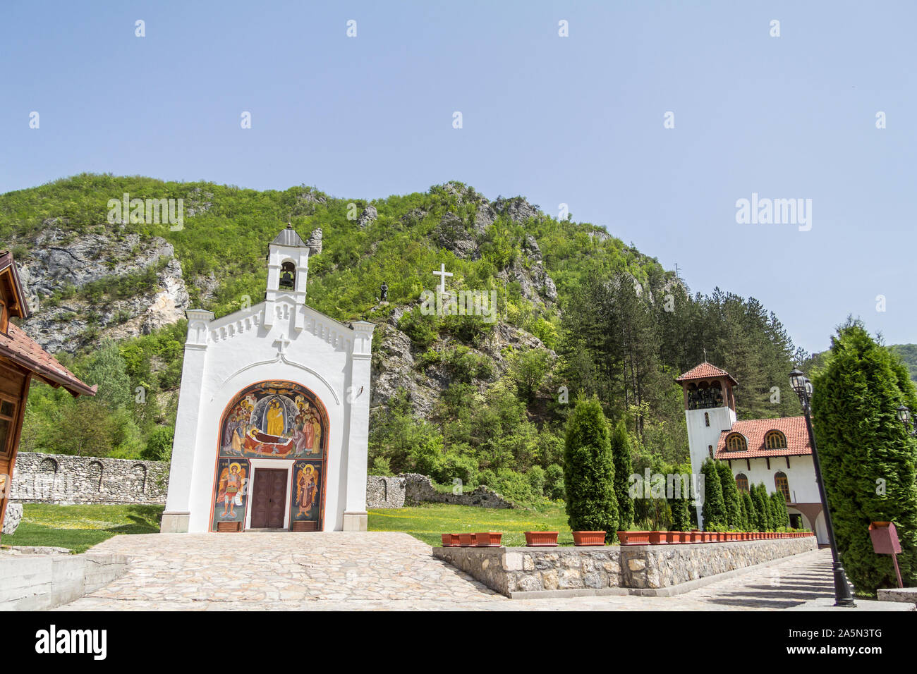 DOBRUN, BOSNIEN UND HERZEGOWINA - 6. Mai 2015: Kirche der Dobrun Kloster in Bosnien, auch genannt Manastir Dobrun, es ist eine mittelalterliche Serbische Orthodoxe Stockfoto