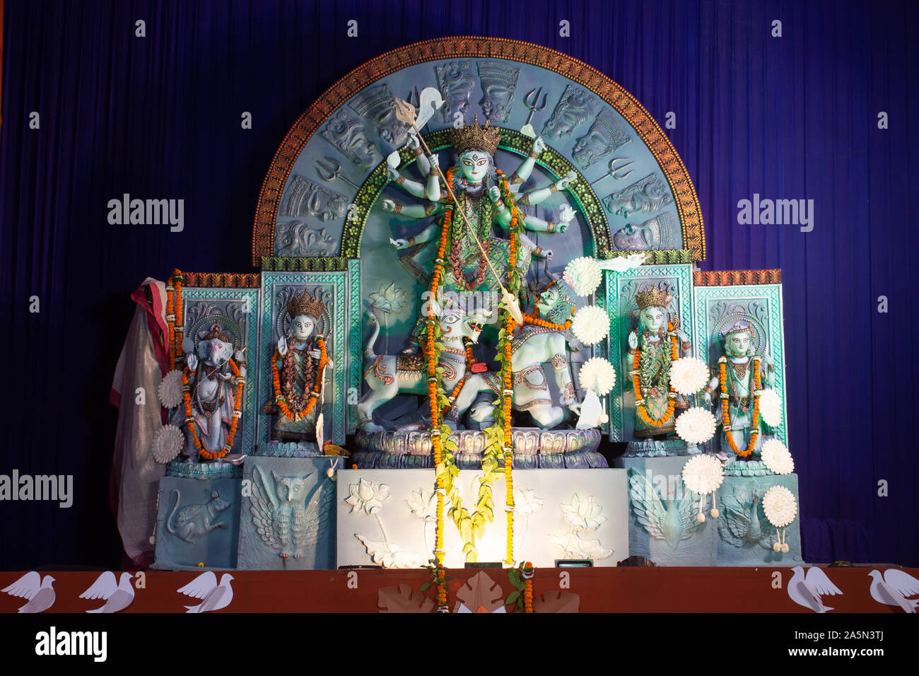 Eine Ansicht von Durga Puja Pandal Idiol Innen Stockfoto