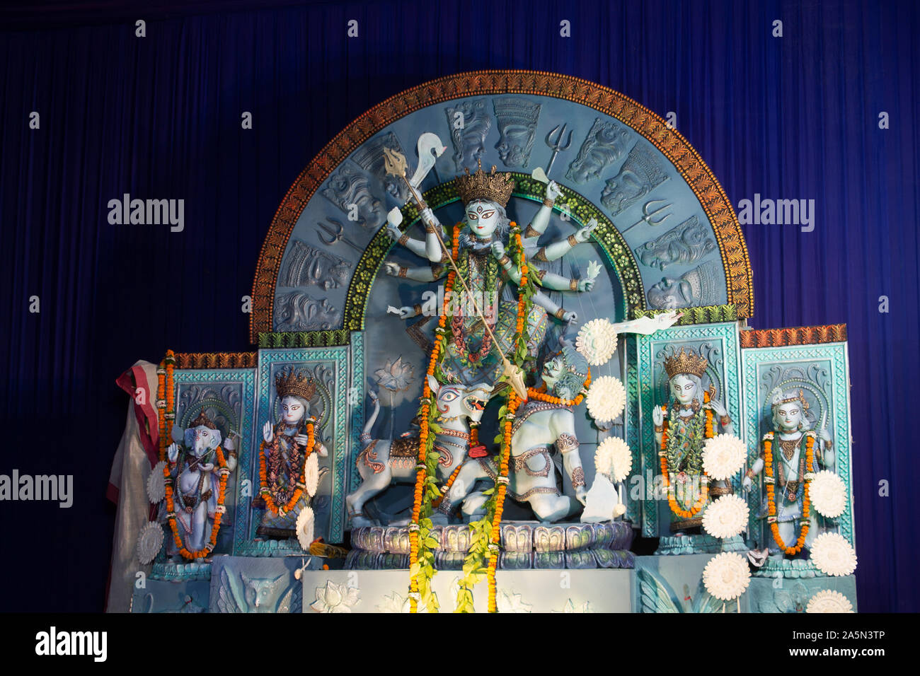Eine Ansicht von Durga Puja Pandal Idiol Innen Stockfoto