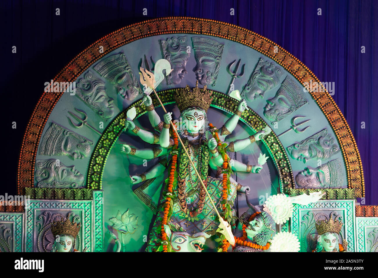 Eine Ansicht von Durga Puja Pandal Idiol Innen Stockfoto