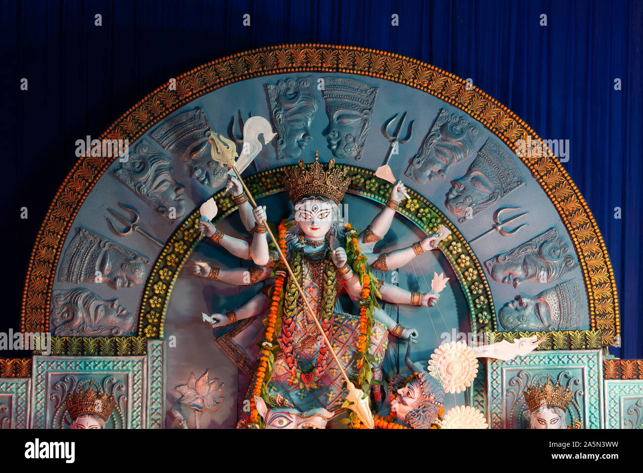 Eine Ansicht von Durga Puja Pandal Idiol Innen Stockfoto