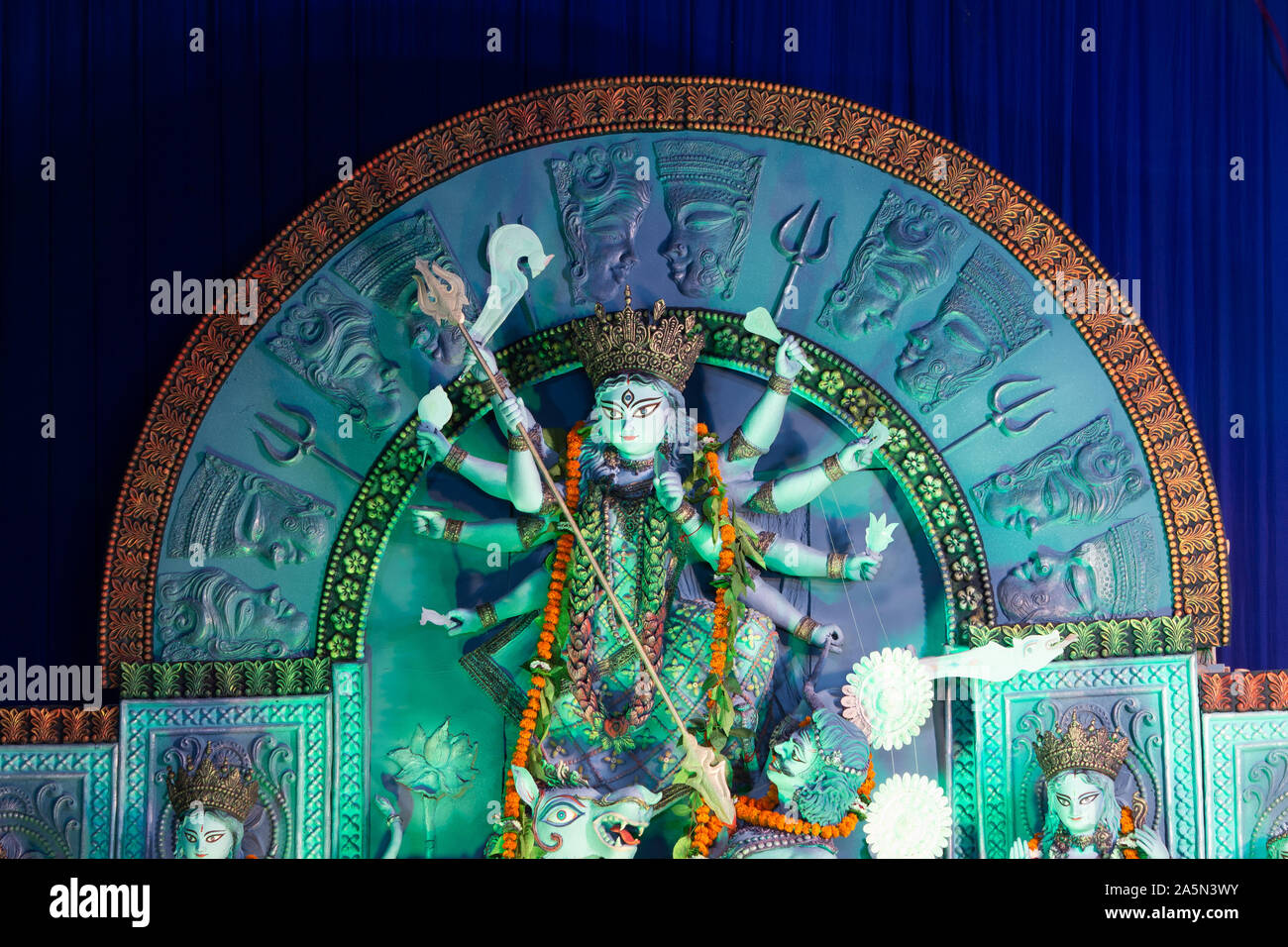 Eine Ansicht von Durga Puja Pandal Idiol Innen Stockfoto
