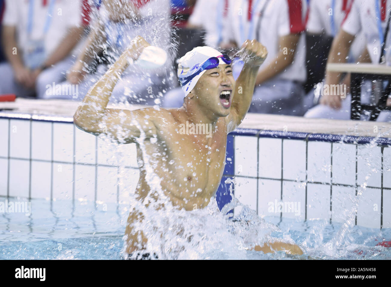 Peking, der chinesischen Provinz Hubei. Okt, 2019 21. Zhang Zheng feiert nach dem Gewinnen einzelne Hindernis schwimmen Gold Medaille der Männer in einer Welt Aufzeichnung-binden 23,8 Sekunden auf dem 7 CISM Military World Games in Wuhan, der Hauptstadt der Provinz Hubei in Zentralchina, Okt. 21, 2019. Credit: Ventilator Peishen/Xinhua/Alamy leben Nachrichten Stockfoto