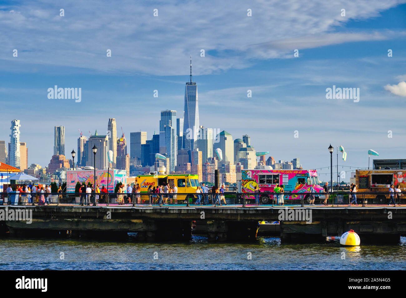 Anzeigen von Pier 13 ein Open Air Saison Biergarten und Essen Lkw Platz, Hoboken, Hudson County, New Jersey Stockfoto
