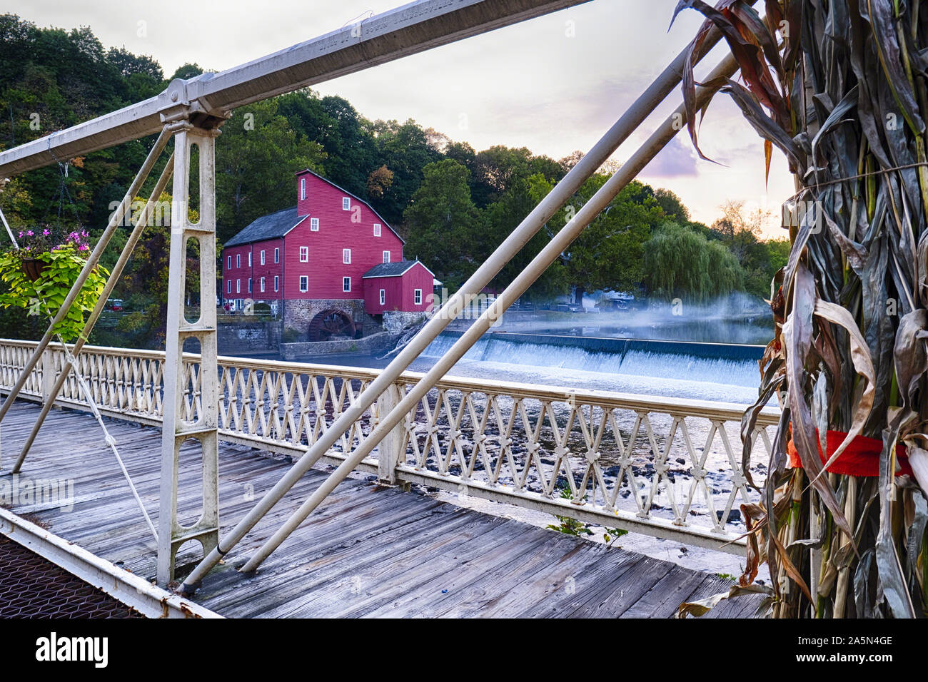 Blick auf die historische Rote Mühle von einer Brücke, Clinton, Hunterdon County, New Jersey Stockfoto