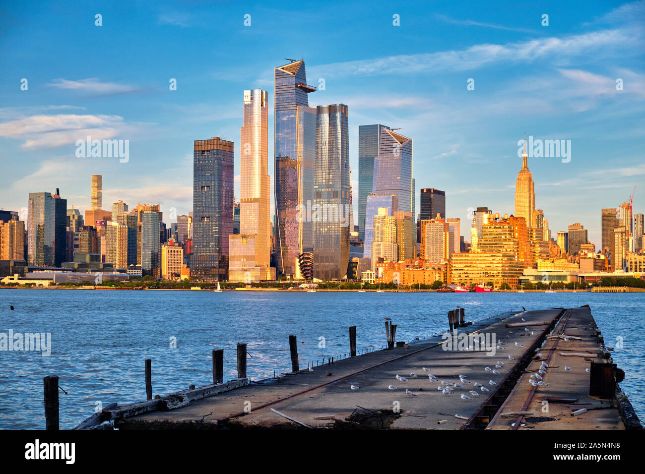Midtown Manhattan Blick von Weehawken mit einem verlassenen Pier in der Foeground New Jersey Stockfoto