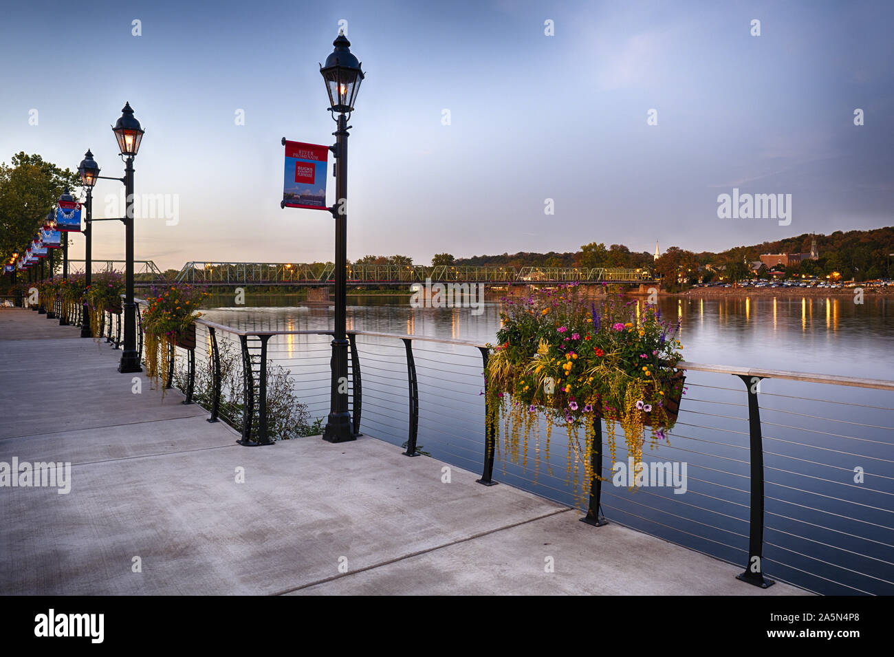 Abendlicher Blick von der Uferpromenade, neue Hoffnung, Bucks County, Pennsylvania Stockfoto