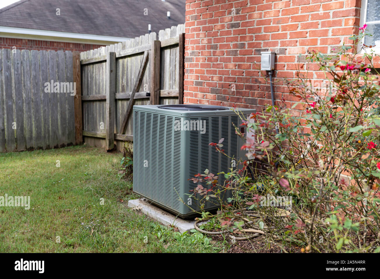 Klimaanlage neben einem Home Stockfoto Klimaanlage neben einem Home Stockfoto