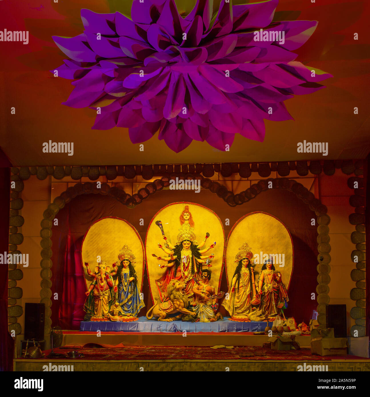 Eine Ansicht von Durga Puja Pandal Idiol Innen Stockfoto