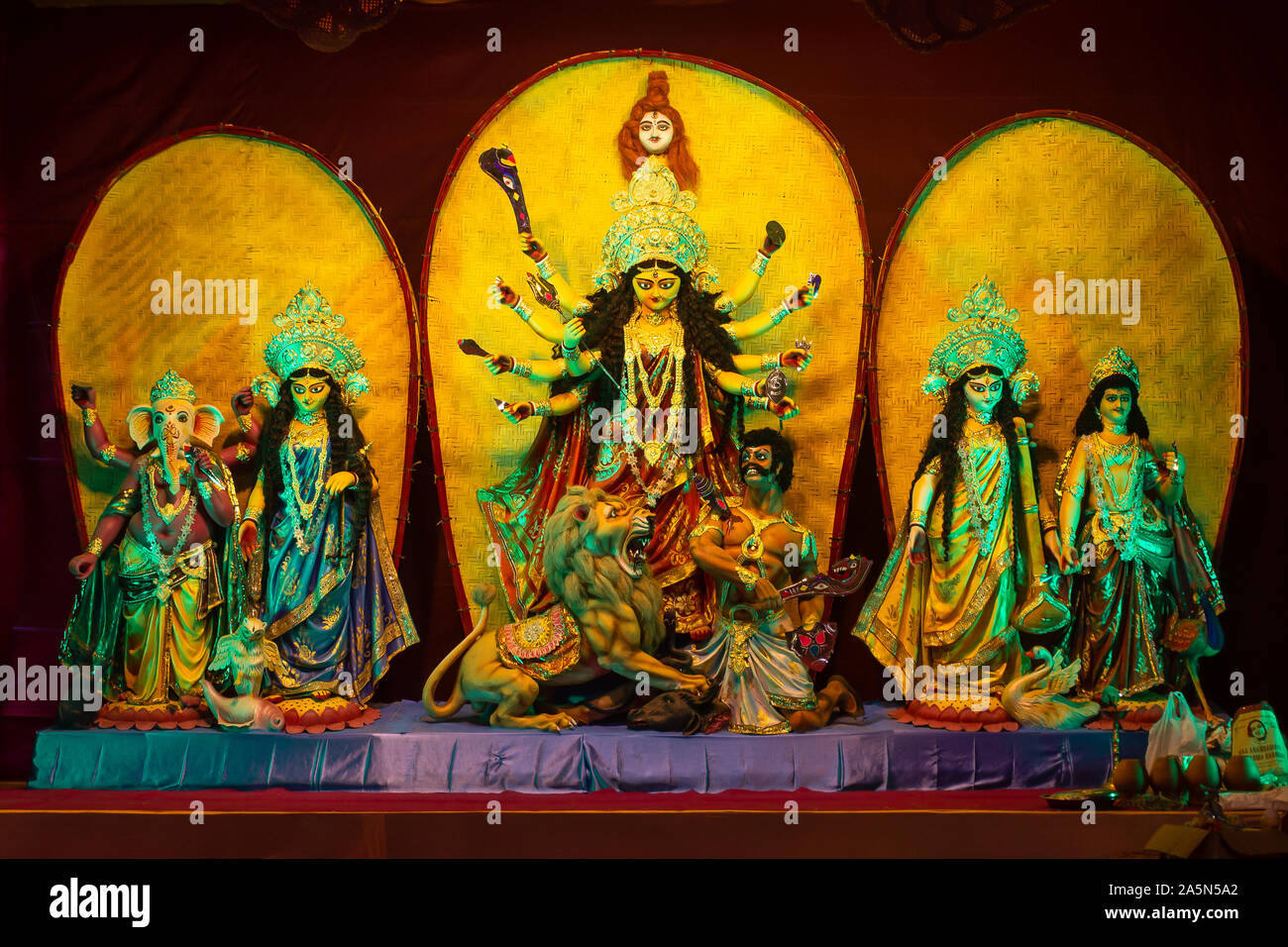 Eine Ansicht von Durga Puja Pandal Idiol Innen Stockfoto