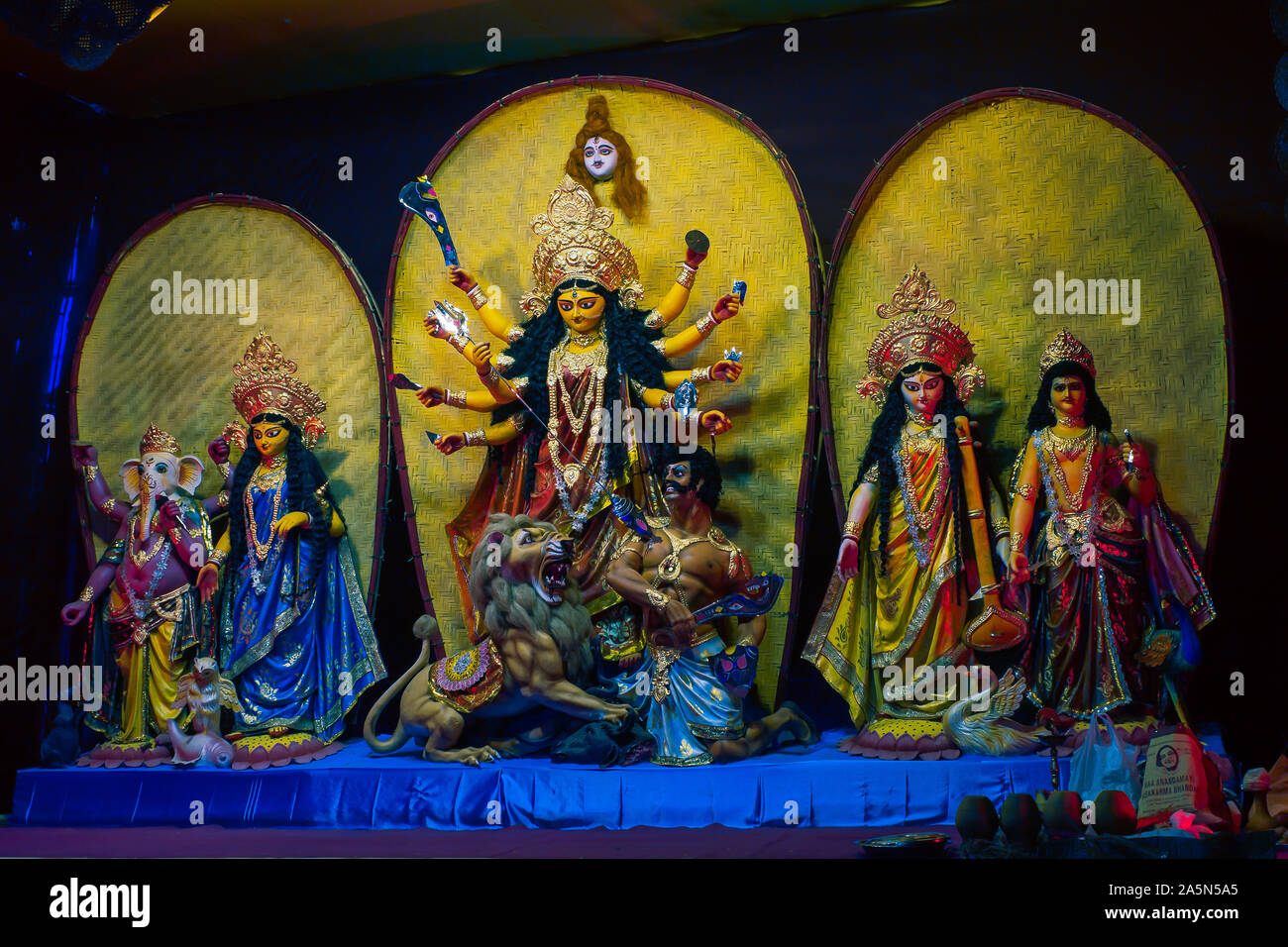 Eine Ansicht von Durga Puja Pandal Idiol Innen Stockfoto