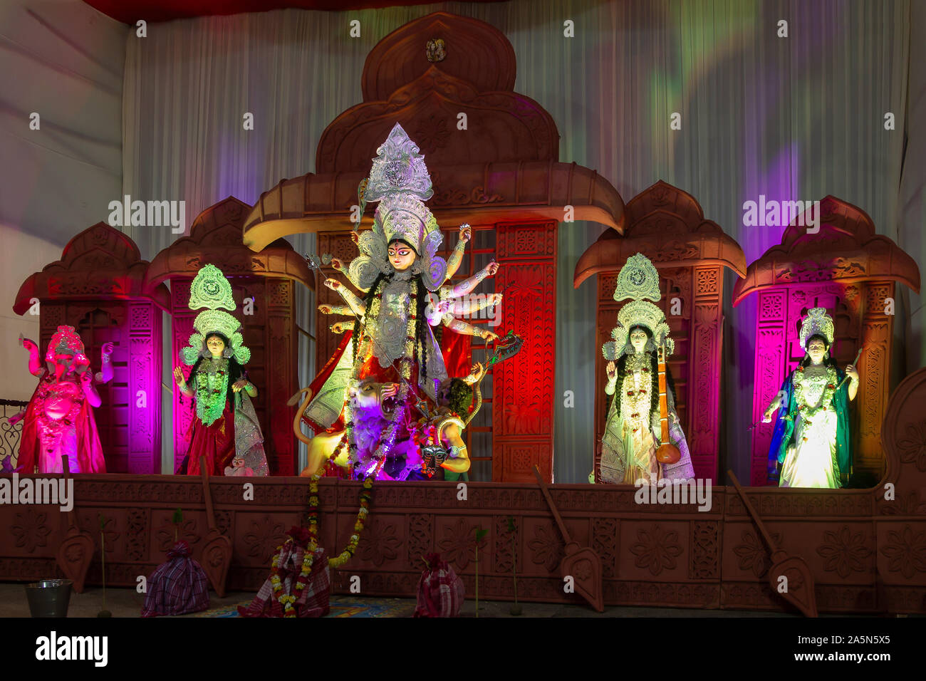 Eine Ansicht von Durga Puja Pandal Idiol Innen Stockfoto