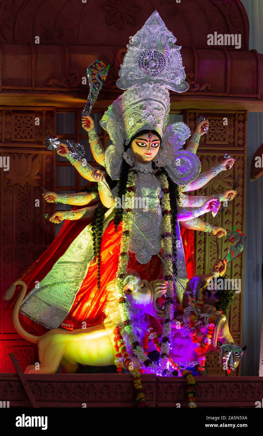 Eine Ansicht von Durga Puja Pandal Idiol Innen Stockfoto