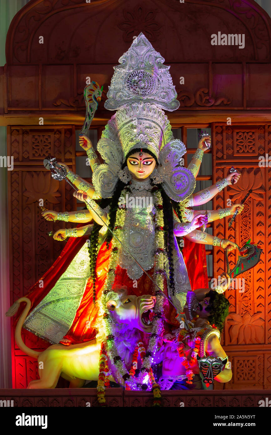 Eine Ansicht von Durga Puja Pandal Idiol Innen Stockfoto