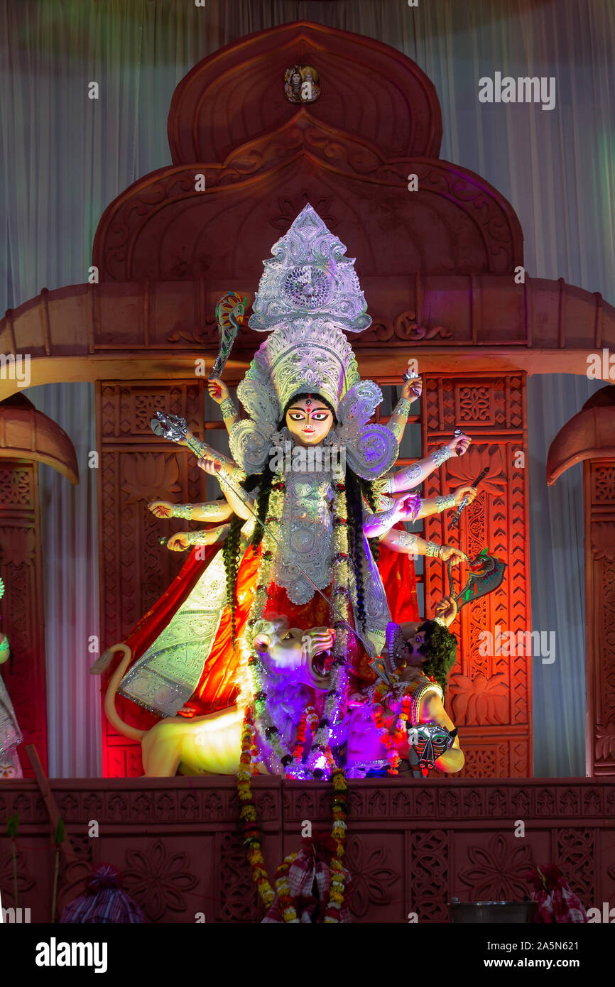 Eine Ansicht von Durga Puja Pandal Idiol Innen Stockfoto