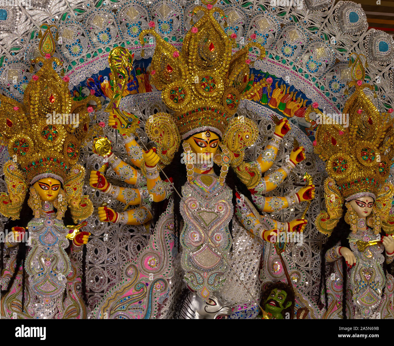 Eine Ansicht von Durga Puja Pandal Idiol Innen Stockfoto