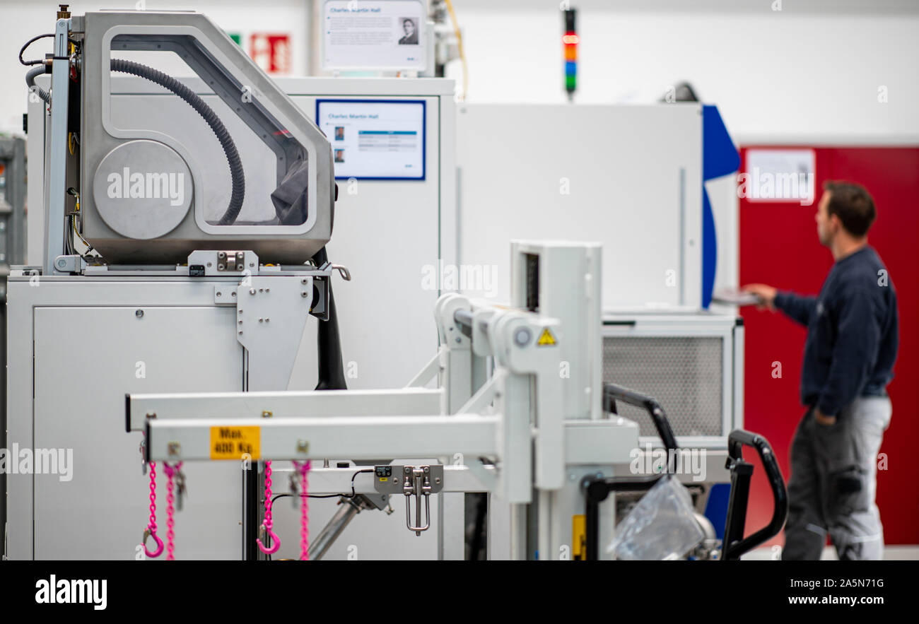 02. Oktober 2019, Schleswig-Holstein, Lübeck: Ein Techniker von SLM Solutions Group arbeitet an der Metallverarbeitung 3D-Drucker in der Werkstatt. Nach einem Wechsel an der Spitze des Unternehmens, SLM will wieder auf Erfolgskurs zu bringen. Foto: Axel Heimken/dpa Stockfoto