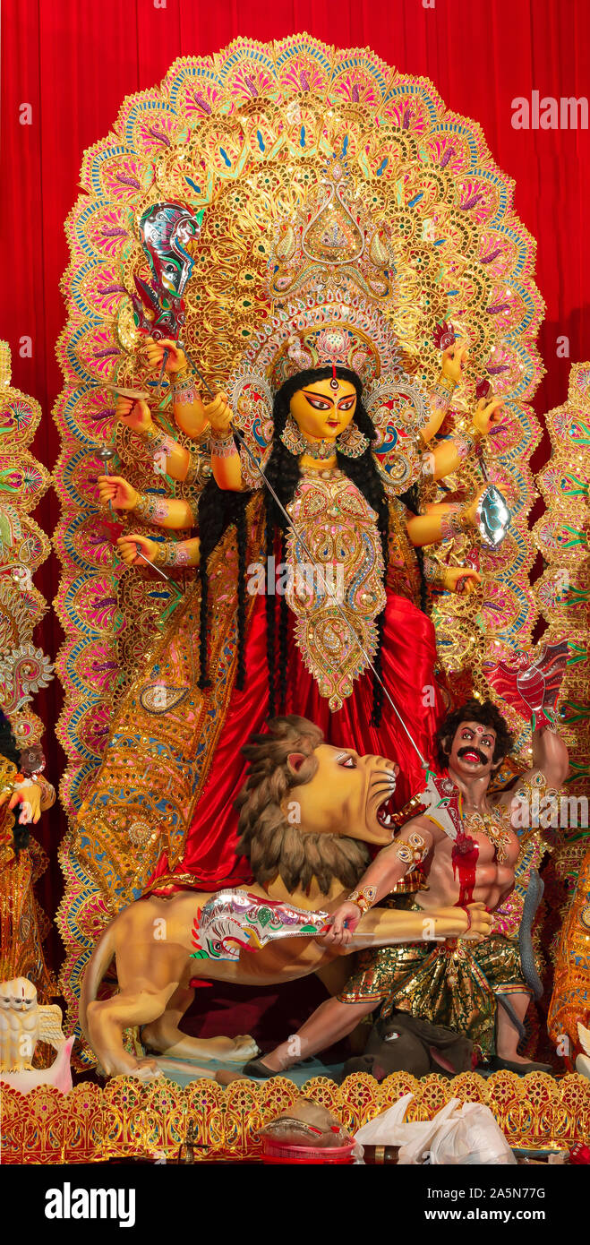Eine Ansicht von Durga Puja Pandal Idiol Innen Stockfoto
