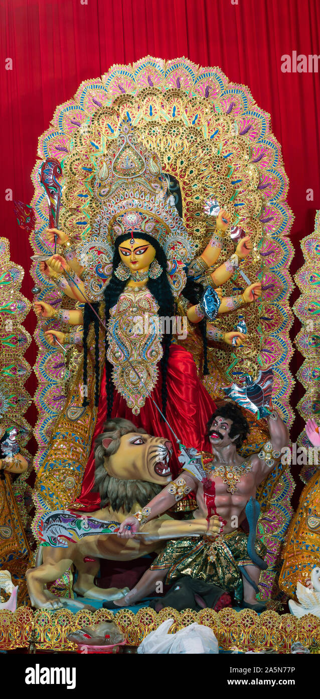 Eine Ansicht von Durga Puja Pandal Idiol Innen Stockfoto