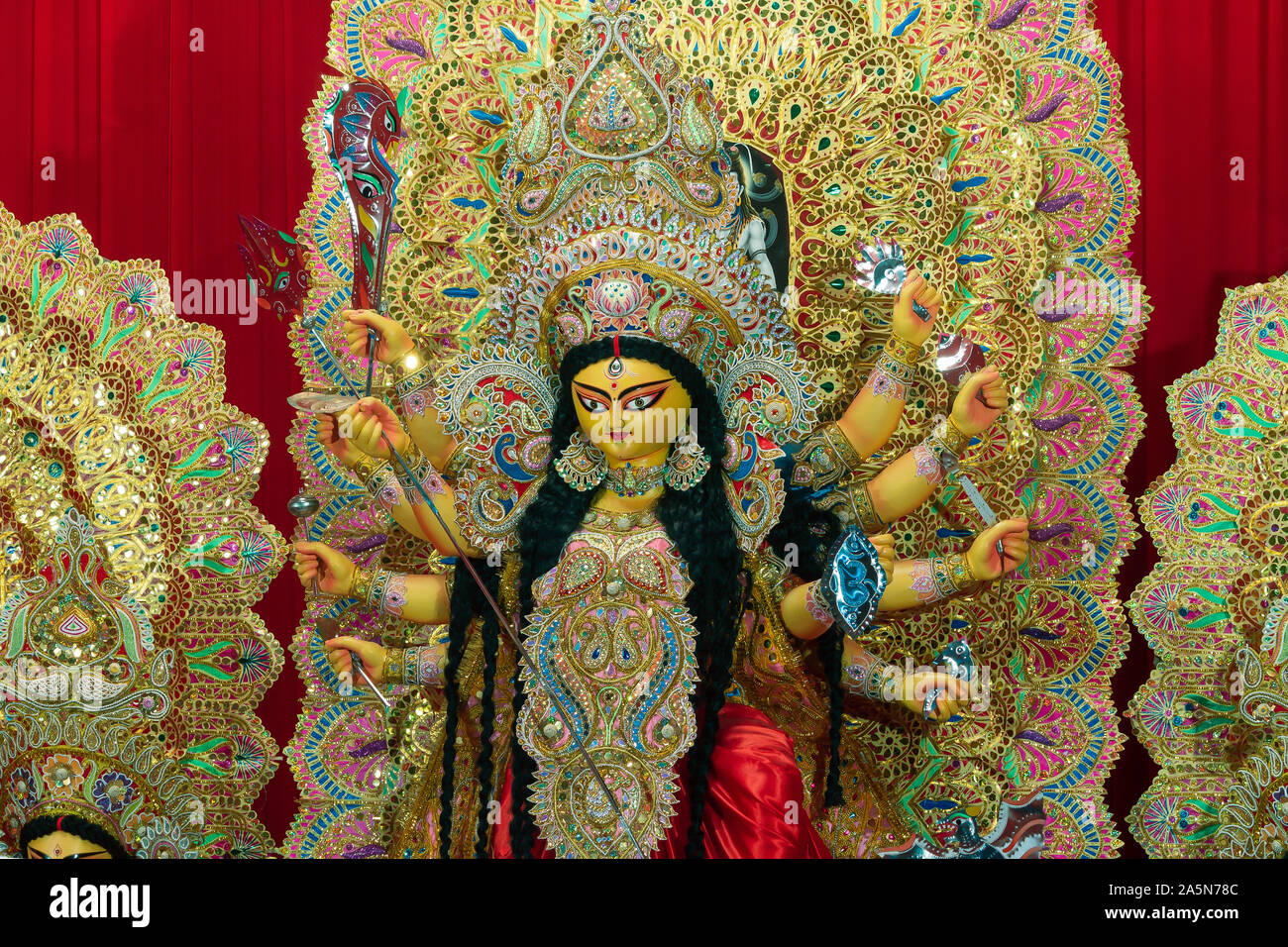Eine Ansicht von Durga Puja Pandal Idiol Innen Stockfoto
