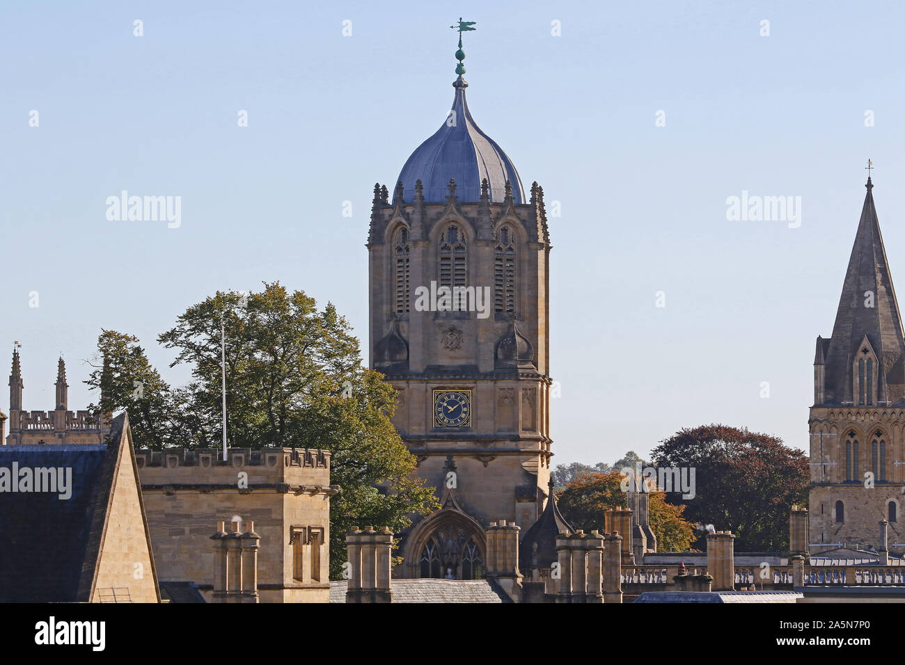 Der Glockenturm namens Tom Tower am Eingang zu Christ Church College in Oxford, vom Westgate gesehen. Die Uhr läuft immer 5 Minuten langsam Stockfoto