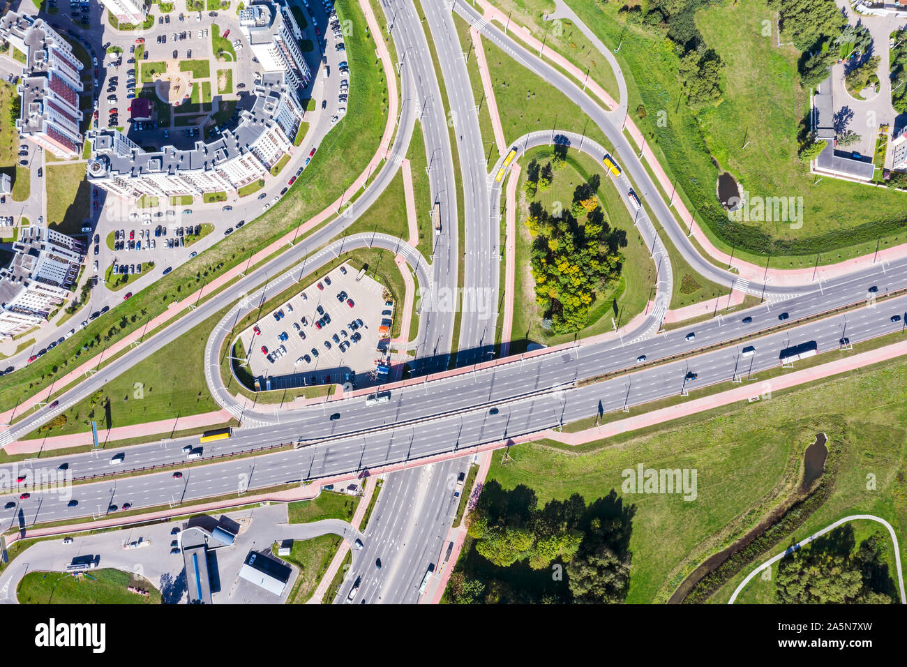 Antenne Blick von oben auf die Stadt Autobahnkreuz mit fahrenden Autos Stockfoto