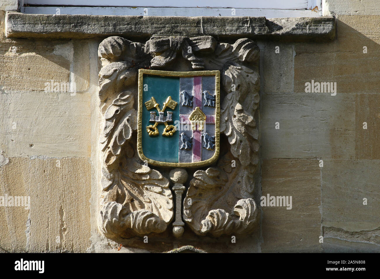 Wappen von St. Peter's College der Universität Oxford mit Cross Keys, ein Schloss, die Bischofsmütze und 4 martlets oder generische Vögel und ein rotes Kreuz Stockfoto