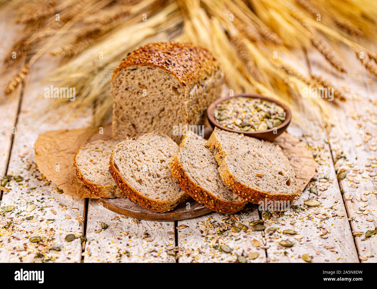 Brot mit verschiedenen Samen, Kürbis, Mohn, Flachs, Sonnenblumen-, Sesam, auf hölzernen Hintergrund Stockfoto