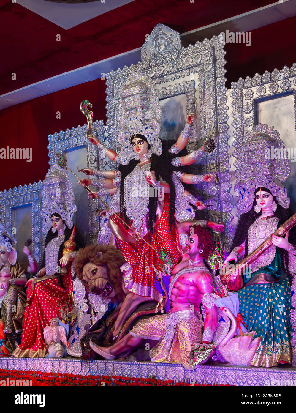 Eine Ansicht von Durga Puja Pandal Idiol Innen Stockfoto
