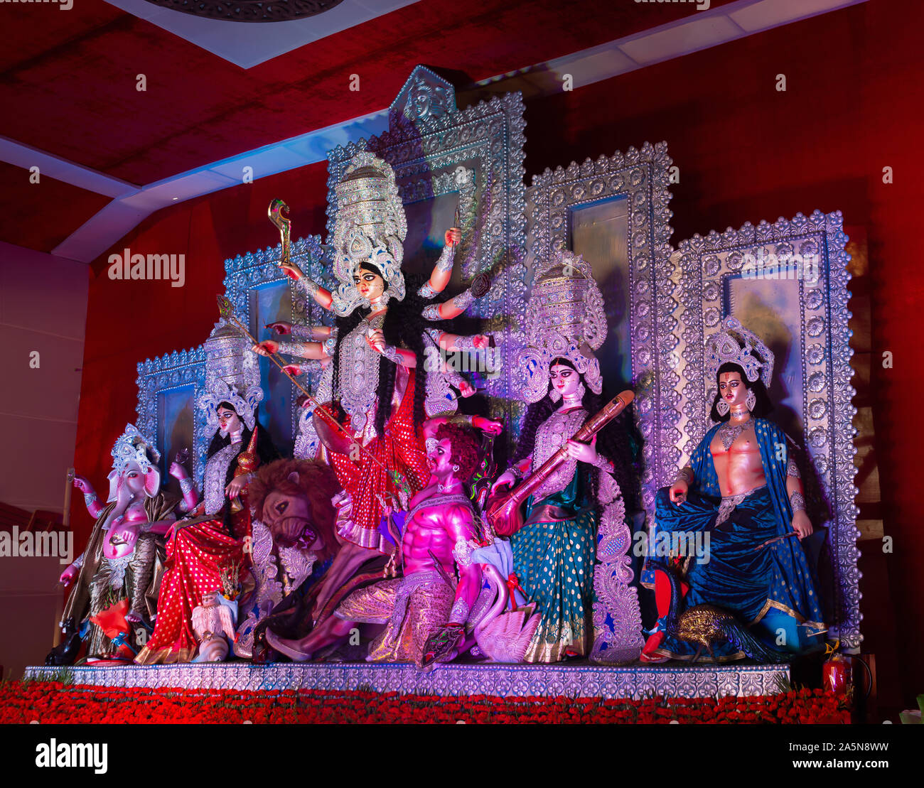 Eine Ansicht von Durga Puja Pandal Idiol Innen Stockfoto