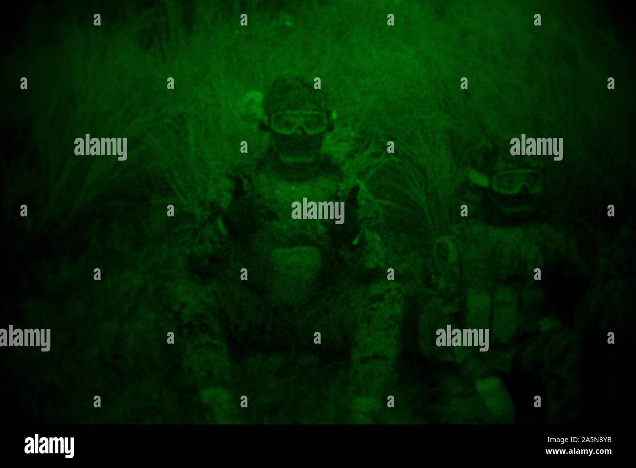 Marines mit Combat Logistik Bataillon 31, 31 Marine Expeditionary Unit, Standby waehrend ein Hubschrauber Support Team Training, nördliche Bereich Schulungen, Okinawa, Japan, Okt. 11, 2019. Hubschrauber Support Teams schließen Sie externe Lasten zu Hubschrauber für den Transport in Bereichen, die nicht geeignet für Fahrzeuge, wodurch sie für Nachschub Missionen nützliche Kräfte auf der Erde zu manövrieren. Die 31. MEU, das Marine Corps' nur kontinuierlich vorwärts - bereitgestellt MEU, bietet eine flexible und tödlicher Gewalt bereit, eine breite Palette von militärischen Operationen als führende Kraft in der Reaktion auf Krisen Indo-Pacif durchführen Stockfoto