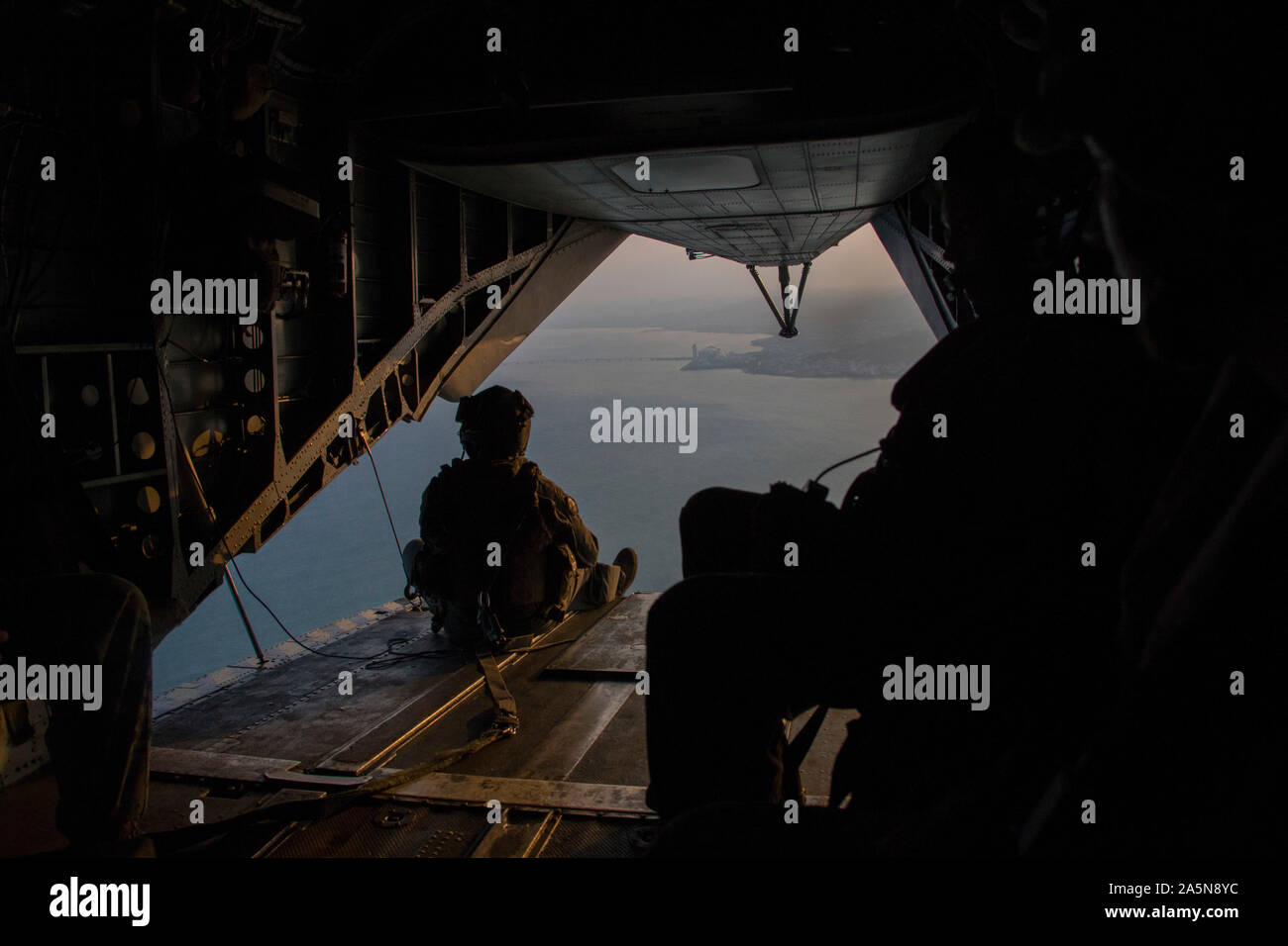Marines mit Combat Logistik Bataillon 31, 31 Marine Expeditionary Unit, Fliegen in einer CH-53E Super Stallion bei einem Hubschrauber Support Team Training, nördliche Bereich Schulungen, Okinawa, Japan, Okt. 11, 2019. Hubschrauber Support Teams schließen Sie externe Lasten zu Hubschrauber für den Transport in Bereichen, die nicht geeignet für Fahrzeuge, wodurch sie für Nachschub Missionen nützliche Kräfte auf der Erde zu manövrieren. Die 31. MEU, das Marine Corps' nur kontinuierlich vorwärts - bereitgestellt MEU, bietet eine flexible und tödlicher Gewalt bereit, eine breite Palette von militärischen Operationen als Premier Krisenmanagement durchführen Stockfoto